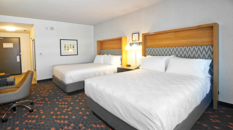 Holiday Inn & Stes Calgary Airport North Room