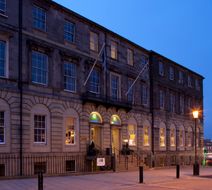 Holiday Inn Express Edinburgh City Ctr Exterior