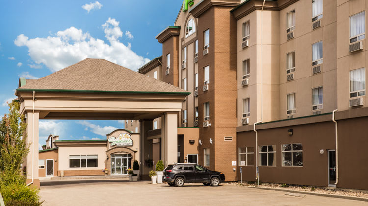 Holiday Inn Hotel & Suites Exterior