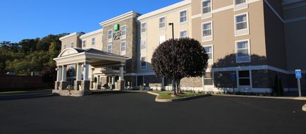 Holiday Inn Express & Sts Danbury Exterior