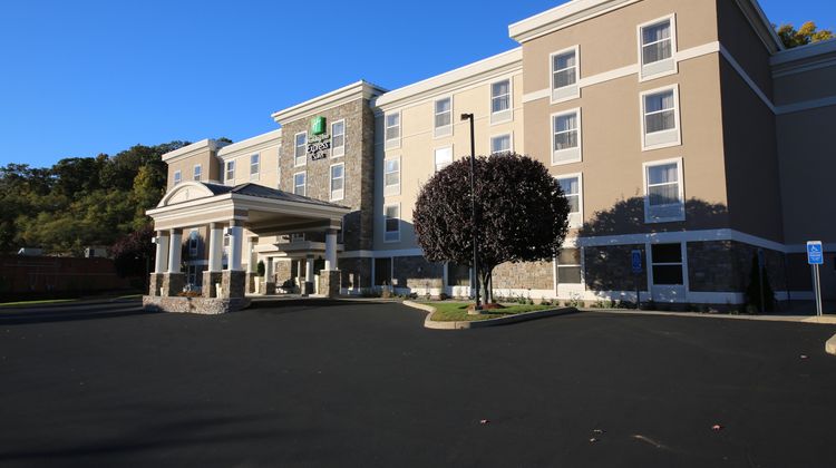 Holiday Inn Express & Sts Danbury Exterior