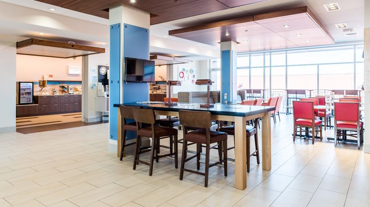 Holiday Inn Express & Suites Madison Lobby