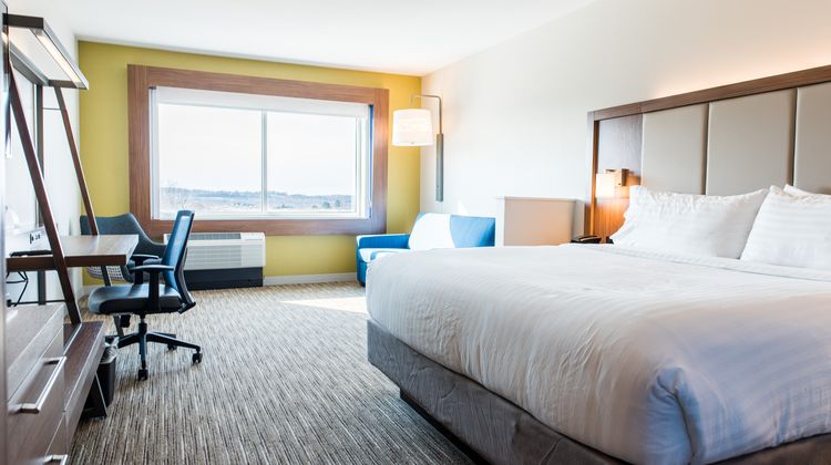 Holiday Inn Express & Suites Madison Suite