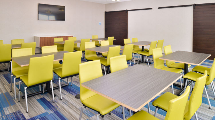 Holiday Inn Express & Suites Madison Meeting
