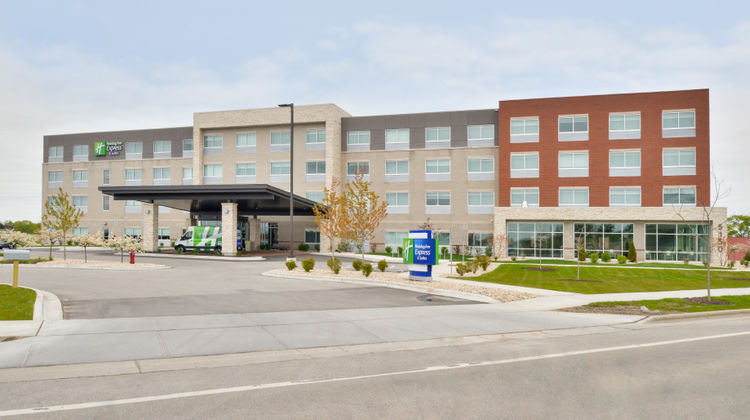 Holiday Inn Express & Suites Madison Exterior
