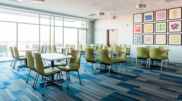 Holiday Inn Express & Suites Madison Meeting