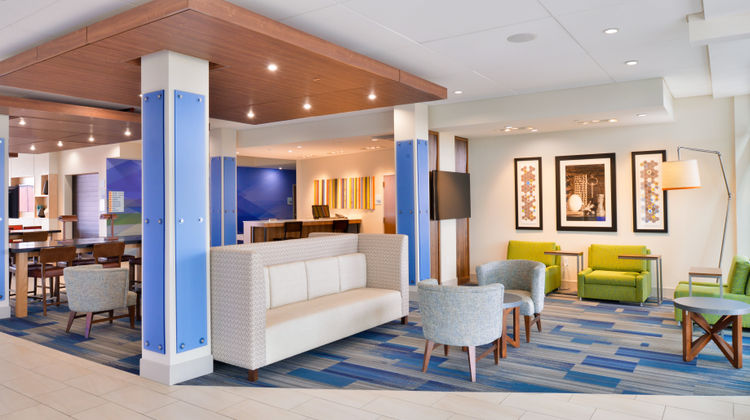 Holiday Inn Express & Suites Madison Lobby