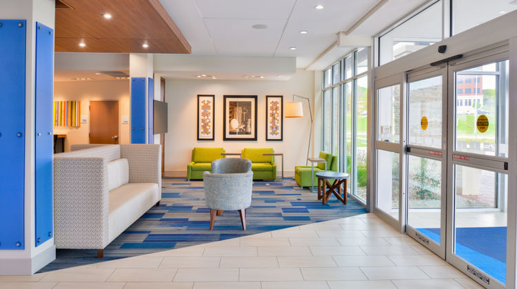 Holiday Inn Express & Suites Madison Lobby