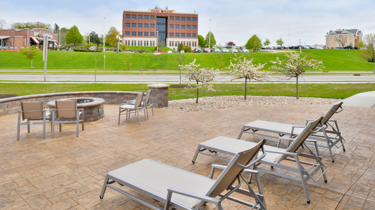 Holiday Inn Express & Suites Madison Exterior
