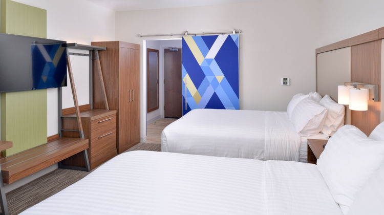 Holiday Inn Express & Suites Madison Room