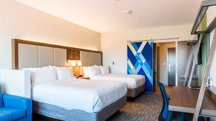 Holiday Inn Express & Suites Madison Suite