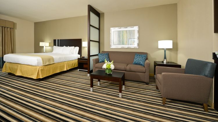 Holiday Inn Express & Suites Forrest Cit Room