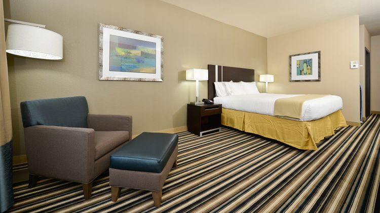 Holiday Inn Express & Suites Forrest Cit Room
