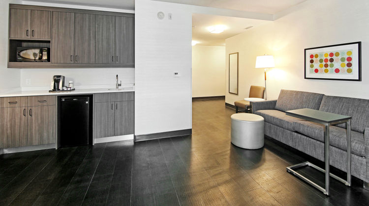 Holiday Inn & Stes Calgary Airport North Suite