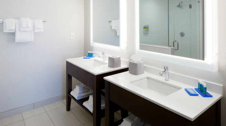 Holiday Inn Express & Suites Liberty Way Room