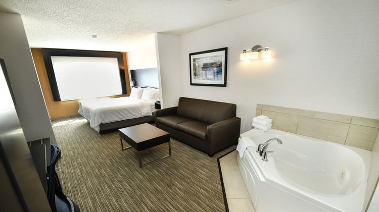 Holiday Inn Express Hotel & Suites Room