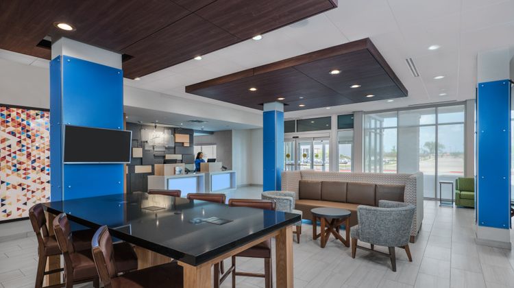 Holiday Inn Express & Suites Bryan Lobby