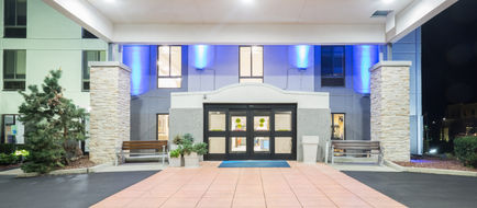Holiday Inn Express & Suites Exterior