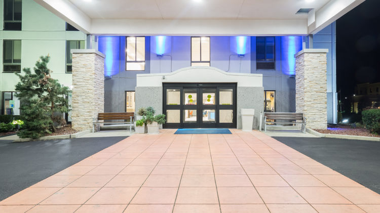 Holiday Inn Express & Suites Exterior