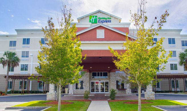 Holiday Inn Express Hotel & Suites Exterior