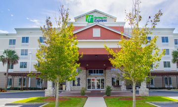 Holiday Inn Express Hotel & Suites
