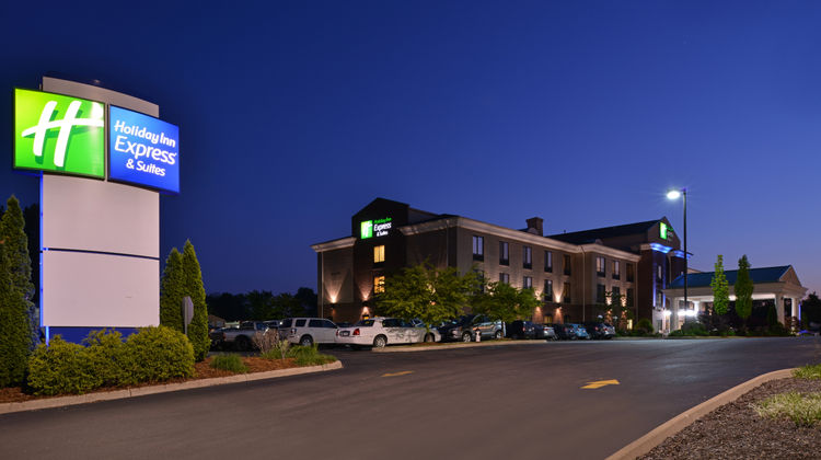 Holiday Inn Express Hotel & Suites Exterior