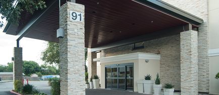 Holiday Inn Express Airport Exterior