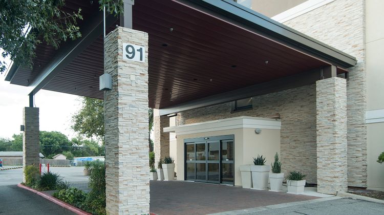 Holiday Inn Express Airport Exterior