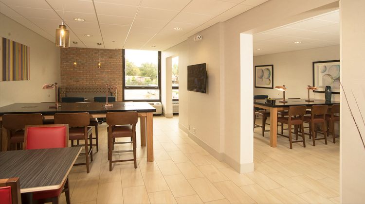 Holiday Inn Express Airport Lobby