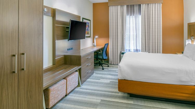 Holiday Inn Express Hotel & Suites Suite