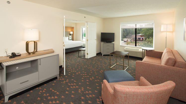 Holiday Inn Hotel & Suites Ann Arbor Suite