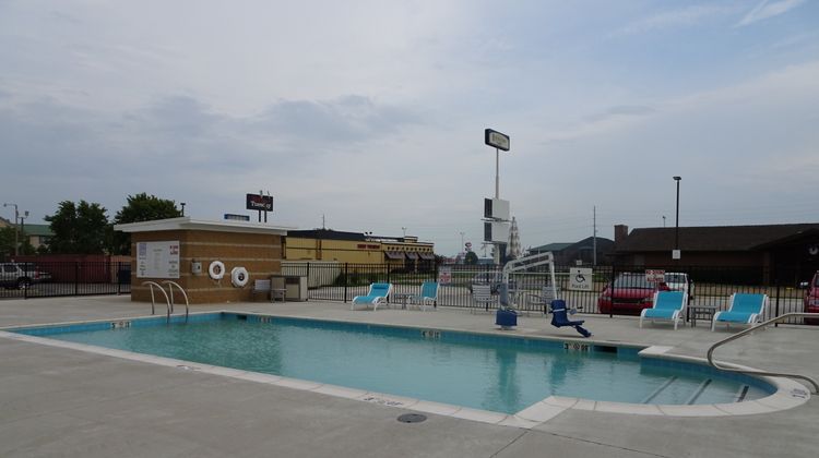 Holiday Inn Jonesboro Pool