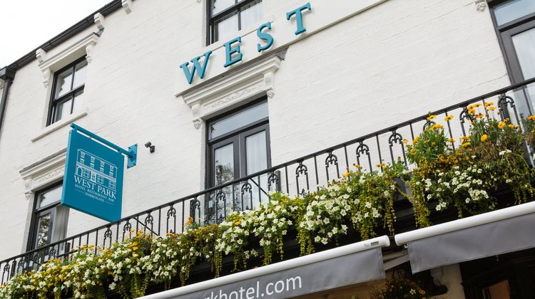 The West Park Hotel & Pub Exterior