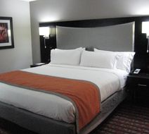 Holiday Inn Express & Suites Antioch Room