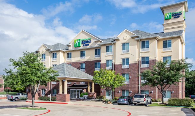 Holiday Inn Express & Suites Dallas Exterior