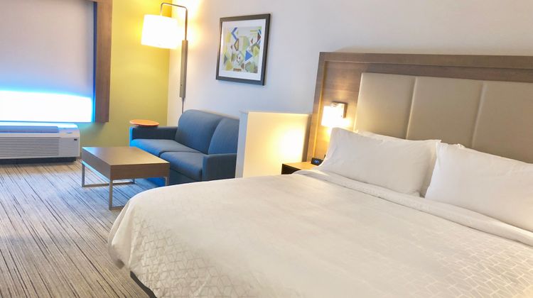 Holiday Inn Express Raleigh Arpt Brier Suite