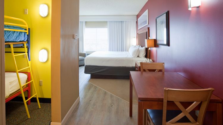 Holiday Inn Hotel & Suites Suite