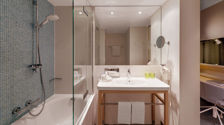 <b>Holiday Inn Frankfurt Alte Oper Room</b>. Images powered by <a href="https://www.leonardoworldwide.com/" title="Leonardo Worldwide" target="_blank">Leonardo</a>.