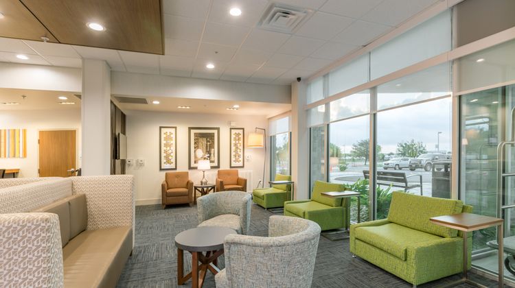 Holiday Inn Express & Suites South Lobby