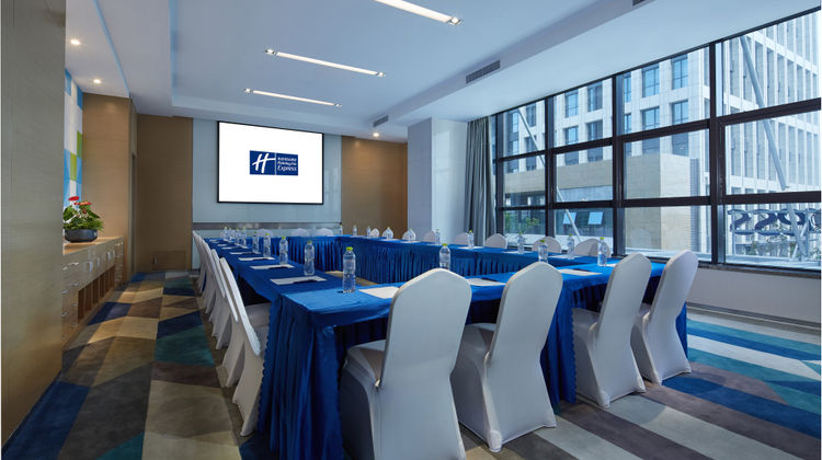 Holiday Inn Express Qingdao West Coast Meeting