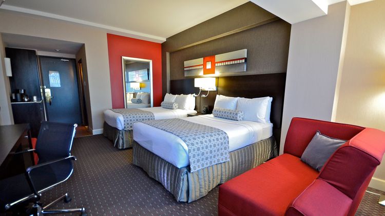 Armon Plaza Montreal Airport Room