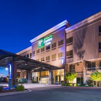 Holiday Inn Express Hotel & Suites
