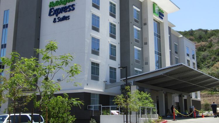 Holiday Inn Express and Suites San Diego Exterior