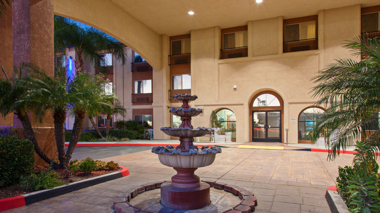 Holiday Inn Express Exterior