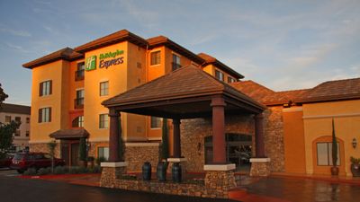 Holiday Inn Express Hotel & Suites
