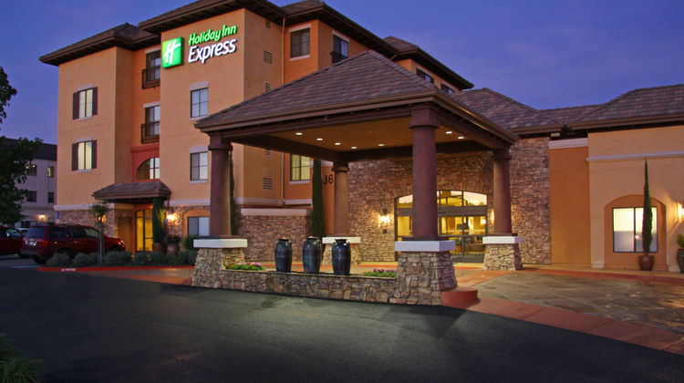 Holiday Inn Express Hotel & Suites Exterior