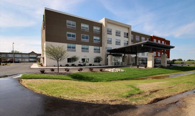 Holiday Inn Express & Suites Fond Du Lac Exterior
