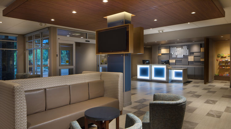 Holiday Inn Express - Portland Airport Lobby