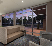 Holiday Inn Express - Portland Airport Lobby