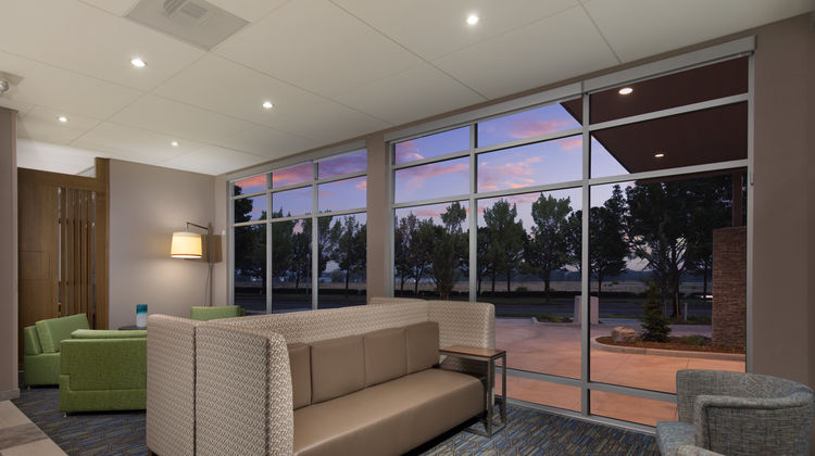 Holiday Inn Express - Portland Airport Lobby